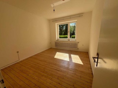 Schöne sanierte  2 -Zimmer - Küche - Bad mit Loggia