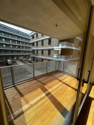 Modernes Wohnen an der Spree: stilvolle 2-Zimmer-Wohnung mit neuer EBK