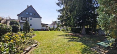 Gepflegtes und charmantes Dreifamilienhaus mit Traumgarten und Garage