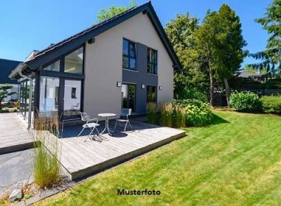 Freistehende Einfamilienhaus, Garage, Stellplatzflächen