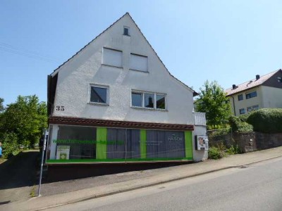 2-Familienhaus mit Ladenfläche, 2 Garagen, 3 PKW-Stellpl., großer Garten