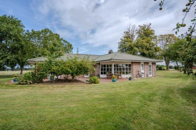 Strandnahe Idylle: Zweifamilienhaus mit großem Garten