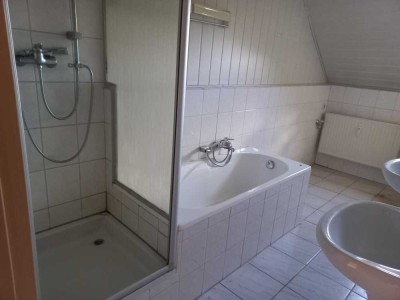 SCHÖNE 4+1-Raum-Wohnung DG, mit EBK, großes Grundstück, Stellplatz