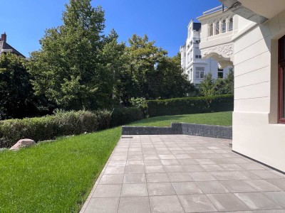 +++ Stilvoll wohnen im Altbauflair – luxuriös kernsanierte 2-Zimmer-Wohnung mit großer Terrasse!