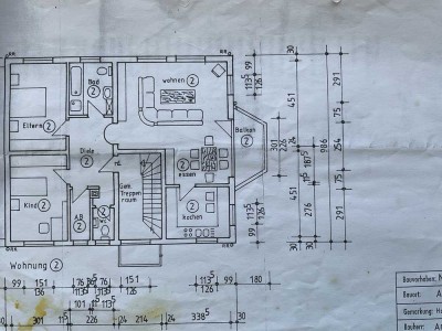 Sehr helle Dachgeschosswohnung in gepflegtem 3 - Familienhaus