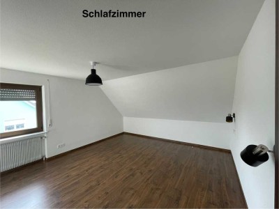 Erstbezug nach Sanierung mit EBK: Schöne 4-Zimmer-Dachgeschosswohnung mit geh. Innenausstattung