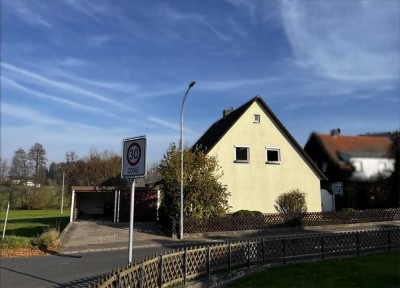 Freistehendes Einfamilienhaus mit großem Grundstück