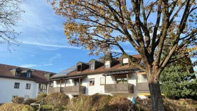 Hübsche 1-Zi.-Dachgeschosswohnung mit Loggia und Bergblick, zentral in Freilassing.