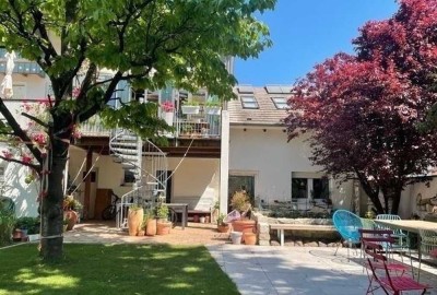 Traumhafte Wohlfühlarchitektur: moderne, großzügige Wohnung mit Garage, Terrassen & Familiengarten