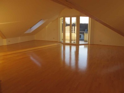 Exklusive 4-Zimmer-Dachgeschosswohnung in ruhiger, grüner Lage von Gröbenzell