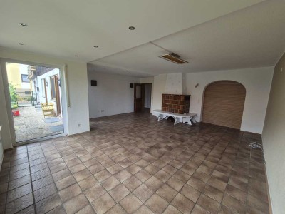 Großzügige, helle & ruhige 4-Zimmer-EG-Wohnung mit Garten + Wintergarten & Garage