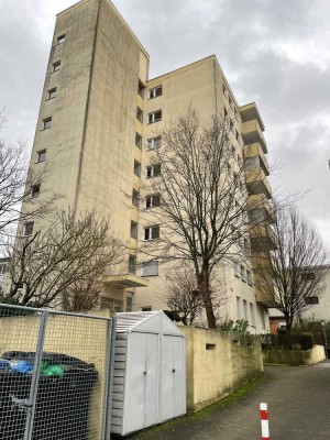 Helle 3 Zimmer Wohnung mit großem Balkon