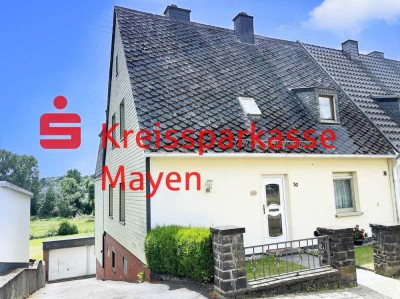 2-Familienhaus mit Garten und 2 Garagen in ruhiger u. zentraler Wohnlage