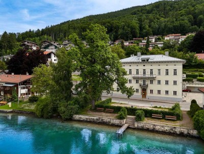 Kleine 2-Zimmer-Dachgeschosswohnung in historischem "Palazzo" mit Bademöglichkeit direkt vorm Haus