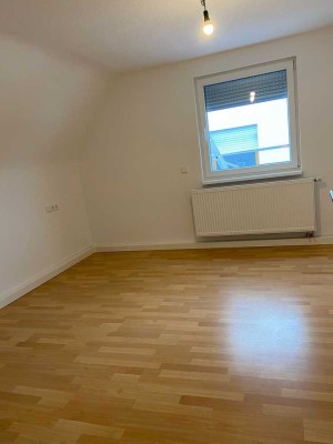 Helle 3-Zimmer-Dachgeschosswohnung mit eigenem Eingang – komplett saniert – zentral in Esslingen-Met