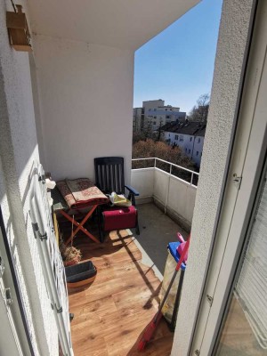 Moderne und helle 4 Zimmer Wohnung mit Balkon und Einbauküche