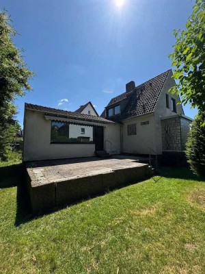 Großes freistehendes Haus mit Garten