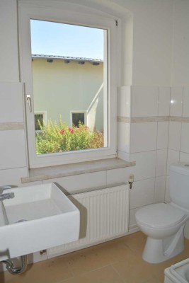 Schicke Wohnung, guter Schnitt,moderne und schöne Ausstattung, Laminat, Isolierglasfenster!