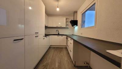 kernsanierte Penthouse-Wohnung mit neuer Einbauküche