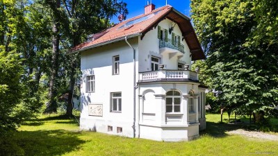 Starnberg - Söcking. Weitläufiges Parkgrundstück mit historischem Jagdschlösschen samt Gästehaus.