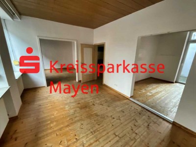 Großzügiger Altbau mit Ladenlokal in zentraler Innenstadtlage.
