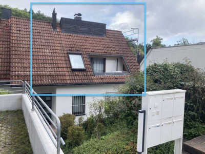 frisch Modernisierte, ruhige 2,5-Zimmer-Dachgeschosswohnung mit Balkon und offenem Kamin
