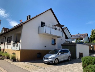 Attraktive und helle 4,5-Zimmer-Doppelhaushälfte mit EBK und 2 Balkonen in Gärtringen