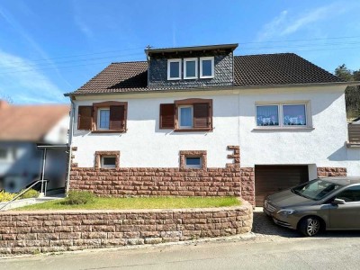 Gepflegtes Familienhaus mit zwei Wohnungen (teilvermietet), drei Garagen, zwei Terrassen und Garten