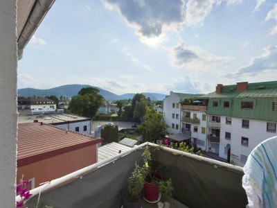 Bergblick und Balkon – Ihr Rückzugsort in der Stadt!