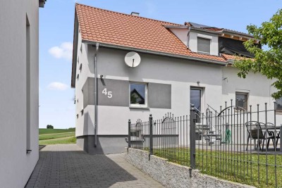 Charmante Doppelhaushälfte mit Weitblick, großem Garten & zwei Einzelgaragen