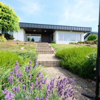 Bungalow mit Traumgrundstück, Außenpool/Teich und viel Platz für Autoliebhaber