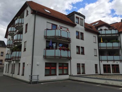 Modernisierte Wohnung mit zwei Zimmern und Balkon + Fahrstuhl + TG in Zwickau