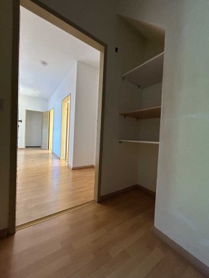 Geräumige helle 2 Zimmer Wohnung mit Wohnküche hohen Decken. Provisionsfrei
