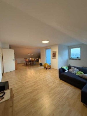 Effiziente und moderne 4- Zimmer- Wohnung mit Balkon und Stellplatz in einem Dreifamilienhaus