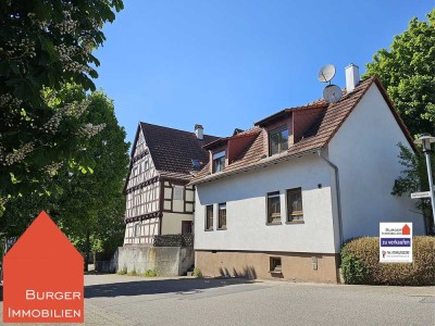 Ein Ensemble aus zwei Häusern, historisches Fachwerk und modernes EFH mit Doppelgarage in Ötisheim