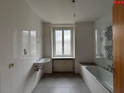 Naturnahes Wohnen im grünem Stadtteil Ebelsberg! Großzügige - Zimmer Wohnung mit Balkon und sehr schöner Raumaufteilung! Genießen Sie den Vorteil einer perfekten Infrastruktur!
