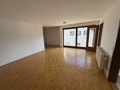 Gepflegtes Mehrfamilienhaus mit 3 Wohneinheiten, Garten und Balkonen.