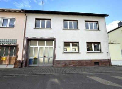 Renovierungsbedürftiges EFH mit Loggia, Garage, Nebengebäude + Garten in ruhiger Lage