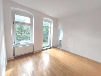 Schöne, ruhige 2-Raum-Wohnung, frisch gemalert u. mit Stuck