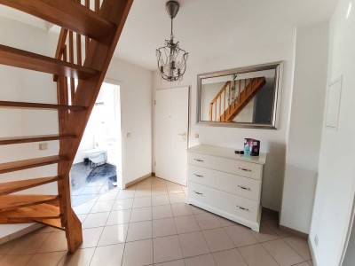 Exklusive 3,5-Zimmer-Maisonette: Moderne Wohnqualität im Niedrigenergiehaus mit Charme