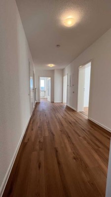 Erstbezug nach Sanierung mit Balkon und EBK: Ansprechende 4-Zimmer-Wohnung in Hof