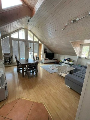 Besondere 3 Zimmer Wohnung in ruhiger Wohnanlage im Dachgeschoss mit Küche und Garage