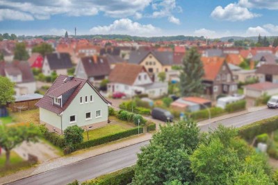 Richtig zuhause: Gepflegtes Einfamilienhaus samt Garten, Garage und 2 Carportstellplätzen