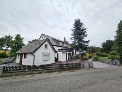 Mehrfamilienhaus in ländlicher Lage mit Pferdewiese