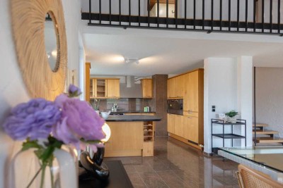 Geräumige, exklusive und gepflegte 4-Raum-Maisonette-Wohnung mit geh. Innenausstattung mit EBK