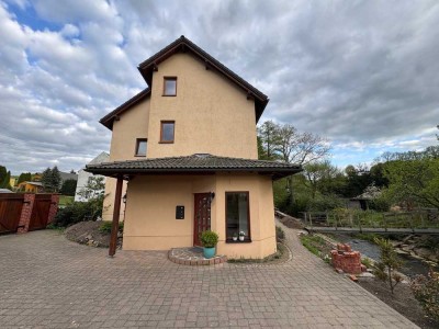 Idyllische & helle 2-Zimmer-Wohnung in Lichtenberg mit Badewanne + Dusche und großem Wohnzimmer