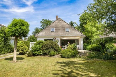 Bremen-Oberneuland: Freistehendes Einfamilienhaus mit großem Garten und viel Potential