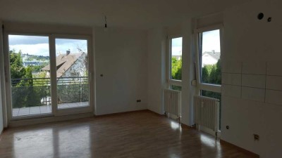 Süße Zweizimmerwohnung für Single mit EBK und großem Balkon