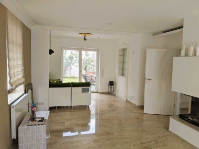 Luxuriös ausgestattetes, teilmöbliertes Einfamilienhaus mit Garten und 1 Stellplatz