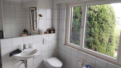 Geschmackvolle, vollständig renovierte 2-Zimmer-Wohnung mit Balkon und Einbauküche in Lampertheim